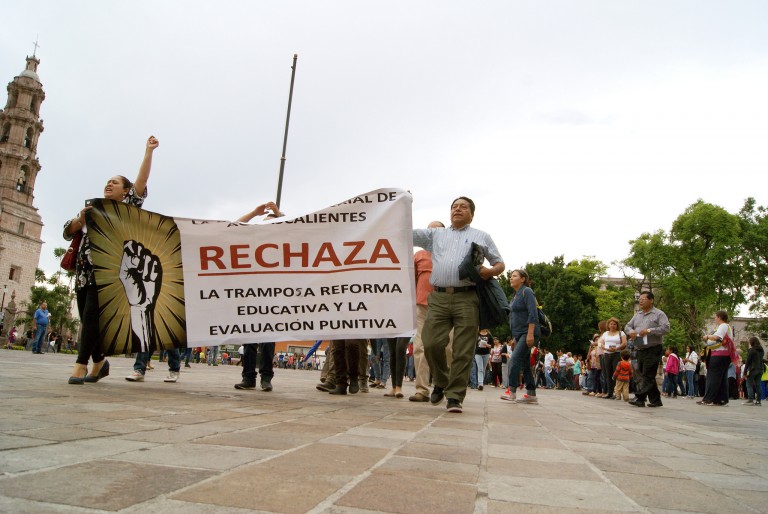 Repentina marcha de maestros toma las calles de Aguascalientes