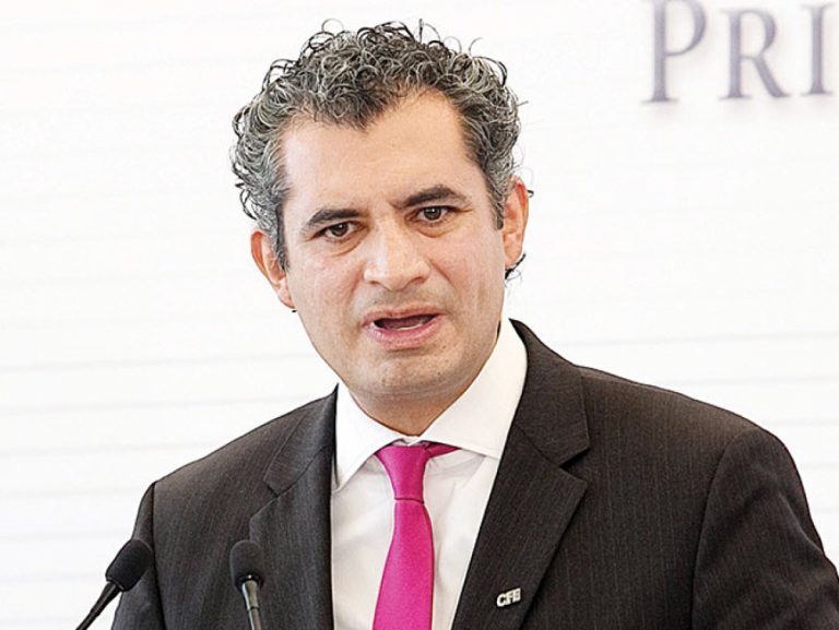 Espaldarazo de Ochoa Reza a Lorena Martínez