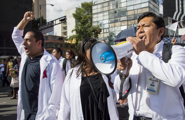 Amenaza FSTSE con marchas contra universalización de sistemas de salud