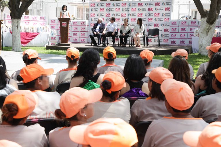 Entregan apoyos en el Cereso Femenil