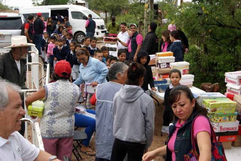 Entregan calzado reunido en el Zapatón 2016