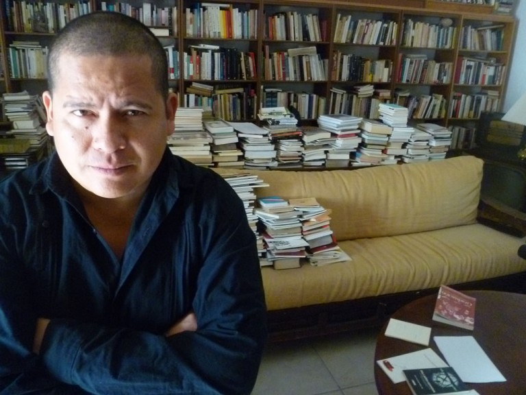 ¿Por qué unos muertos o una masacre sí importan? / Entrevista a Julián Herbert acerca de La casa del dolor ajeno