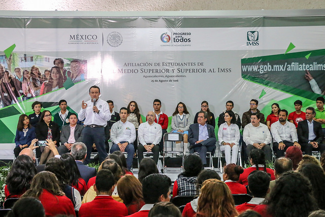 Entregan afiliaciones al IMSS a estudiantes de nivel medio y superior