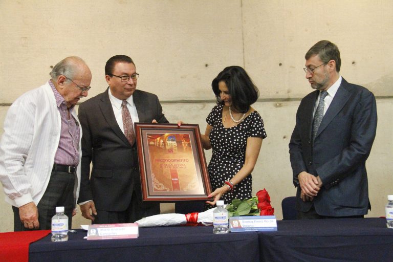 Entregan reconocimiento a Blanca Rivera Río a nombre del grupo académico del diplomado La mujer en las artes