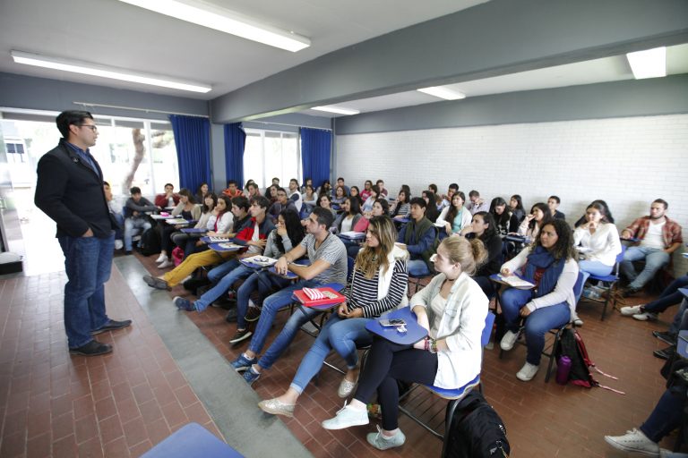 Universidades deberían impartir un mínimo de formación política y constitucional