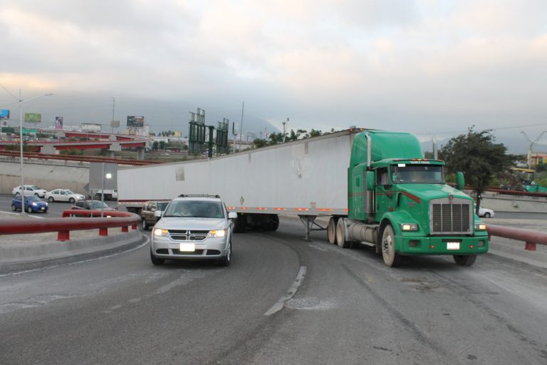 Quieren cerrar el paso a camiones de doble carga en carreteras federales