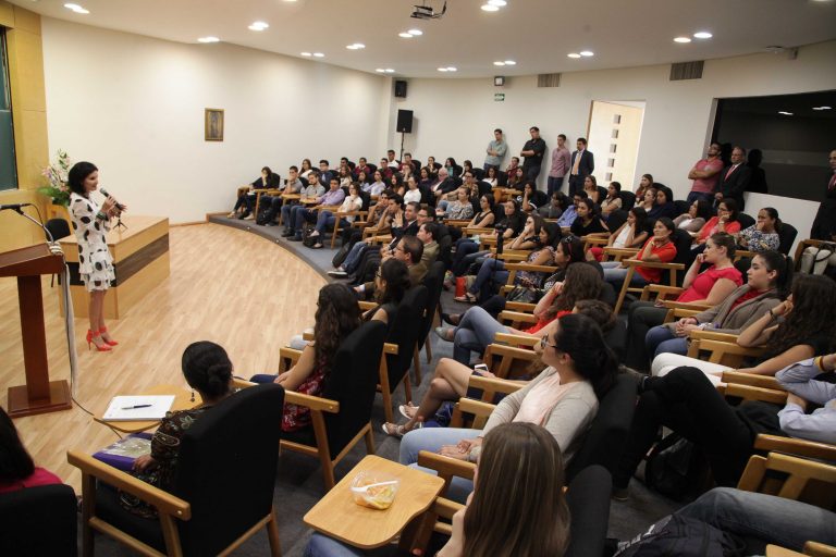 Ofrecen seminario El Aspecto Humano del Político y Servidor Público