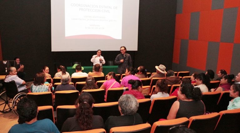 Capacitación en protección civil a voluntarios en Comedores Comunitarios