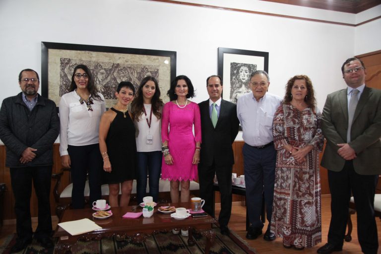 Institución bancaria entregó donativo a casa de adultos mayores