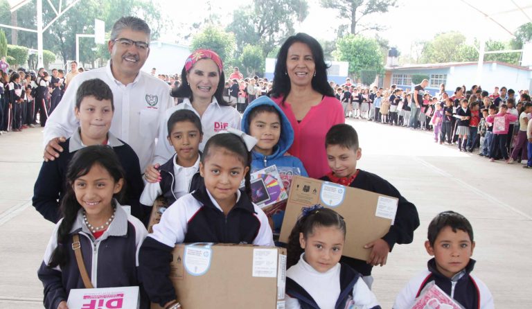 Continúa la entrega de útiles escolares