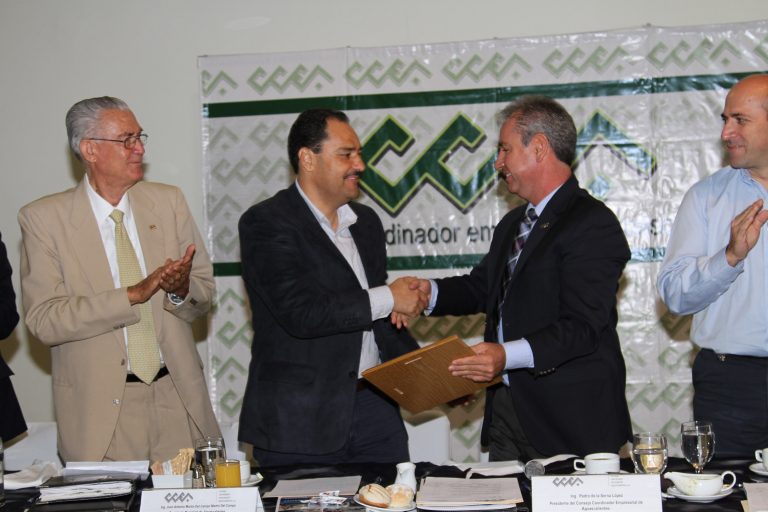 Entregan reconocimiento al alcalde capitalino