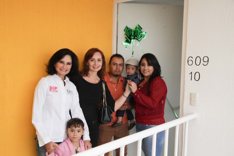 Hacen entrega a los ganadores de la vivienda sorteada