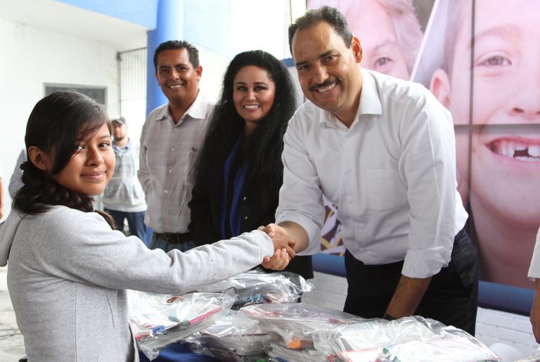 Entrega de útiles escolares, material para limpieza y herramienta