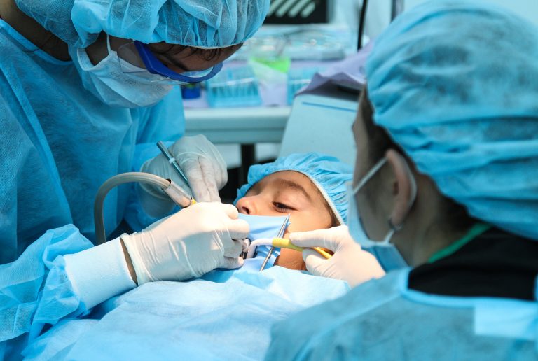 Sugieren dar mejores incentivos a médicos para que trabajen en clínicas rurales