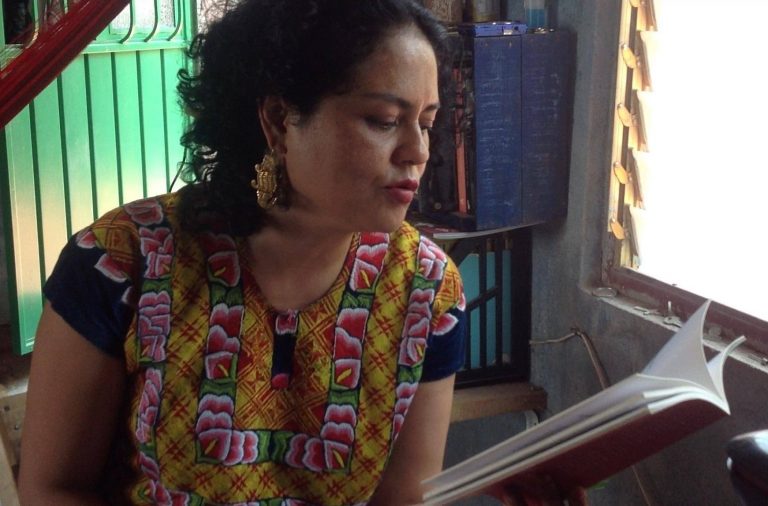 Entre la rebeldía, la nostalgia y la recuperación de su origen El dorso del cangrejo, de Natalia Toledo