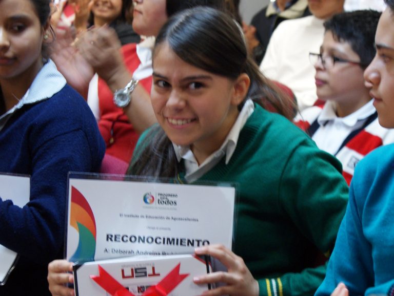 Entregan reconocimientos a alumnos ganadores de la Olimpiada del Conocimiento