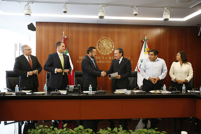 Entrega Emilio Gamboa a Fernando Herrera la Junta de Coordinación Política