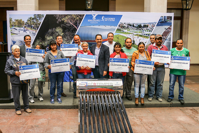 Entregan calentadores solares