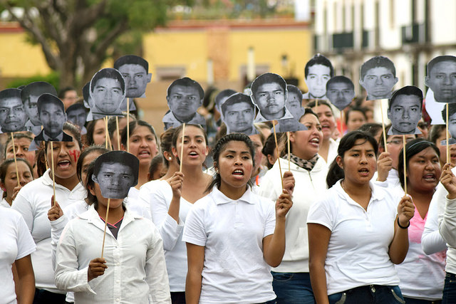 Conmemoran a los 43 de Ayotzinapa