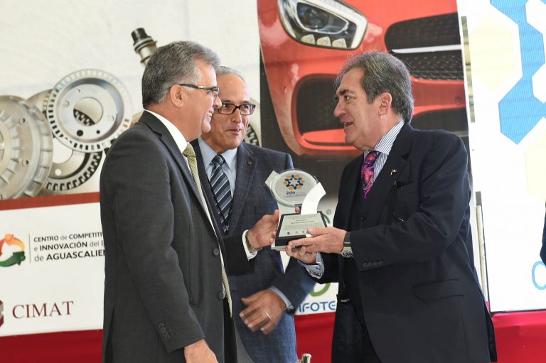 Industria de autopartes entrega reconocimiento a Carlos Lozano