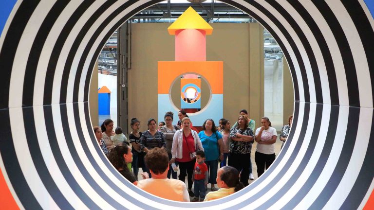 Coordinan visitas guiadas al Museo Espacio para personas de escasos recursos