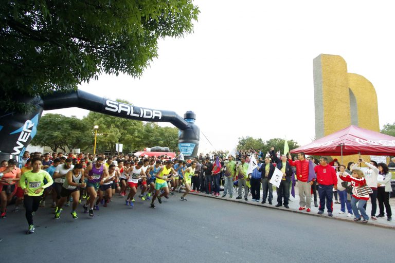 Más de mil personas compitieron en la Carrera Atlética Gallos 2016