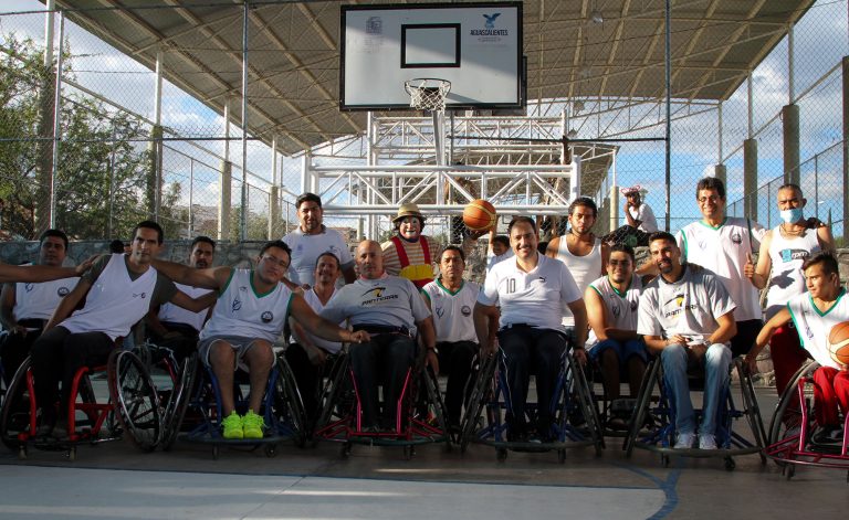 Entregan apoyos al equipo de básquetbol sobre silla de ruedas