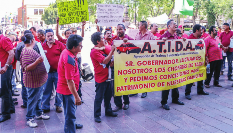 Protestan choferes de taxi para que concesiones no sean entregadas a acaparadores