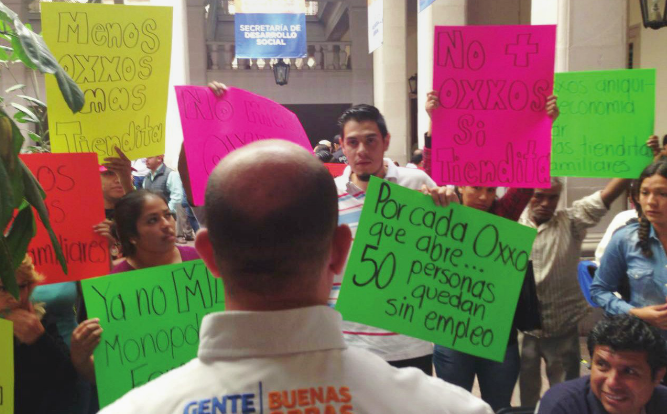 Protestan abarroteros por la apertura de tiendas Oxxo