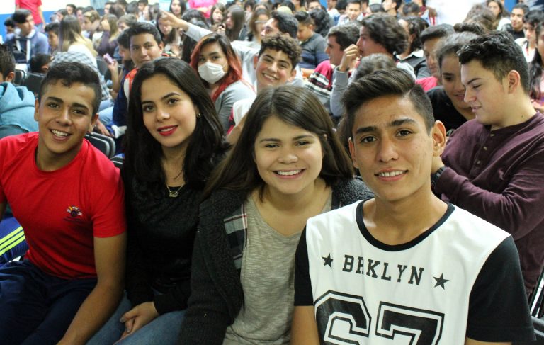Realizan conferencias sobre el consumo responsable de bebidas alcohólicas y el uso adecuado de las redes sociales