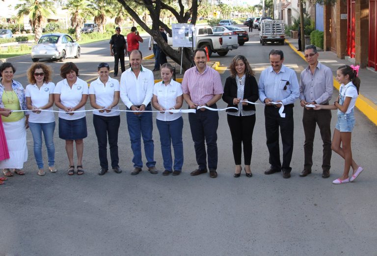 Entregan infraestructura vial al poniente de la ciudad