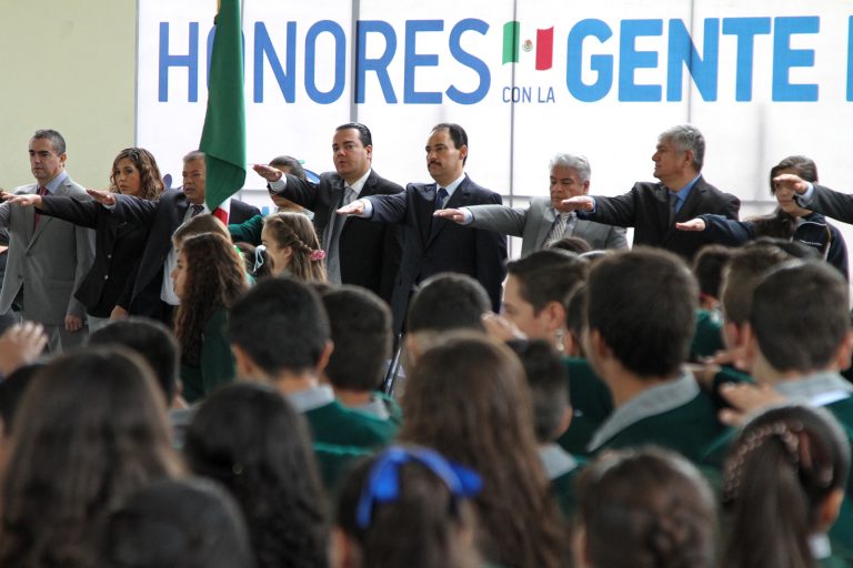 Honores con la Gente Buena en la secundaria Jesús Reyes Heroles