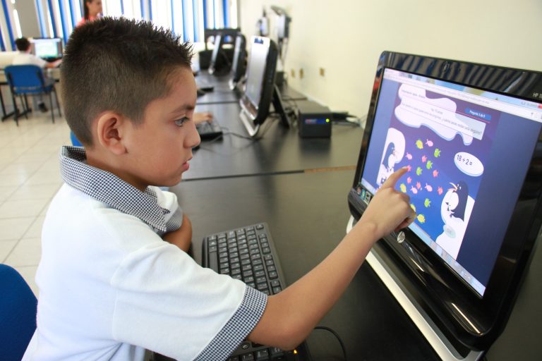 Alumnos de primaria trabajan con tutor de matemáticas en línea