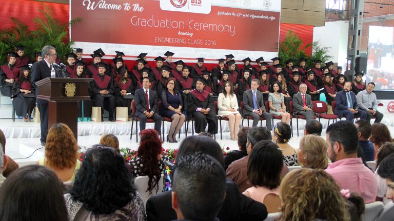 Celebran graduación de los primeros 52 ingenieros bilingües de El Retoño