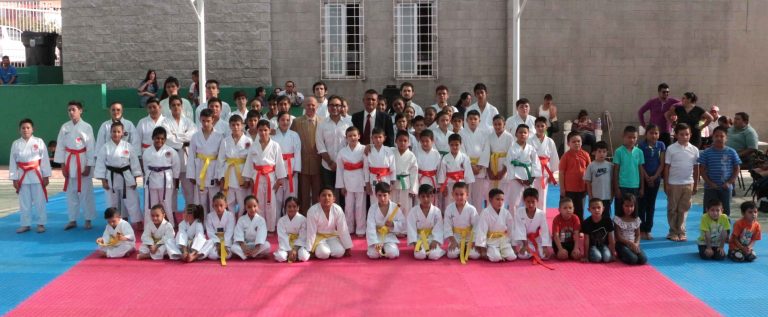 Alumnos de la escuela de karate do participan en cambios de cintas