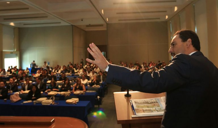 Exponen proyecto en Primer Encuentro para el Desarrollo Humano Sustentable