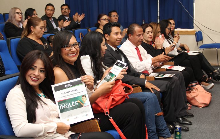 Empleados del sector turístico concluyen cursos de idiomas