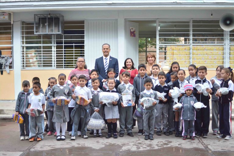 Entrega de material a estudiantes de la escuela primaria Buena Tierra, en Jesús María