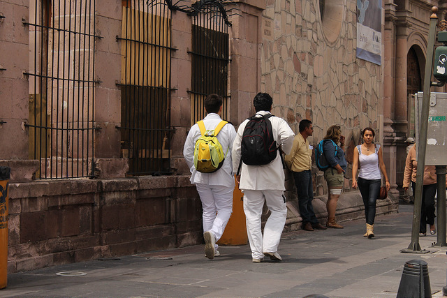 Médicos recién egresados malbaratan sus servicios
