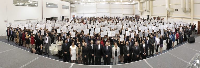 Reciben título universitario mil 330 estudiantes de la UAA
