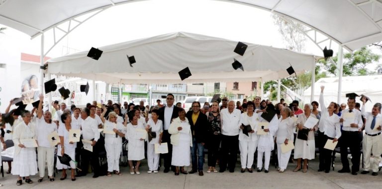 Adultos mayores concluyen su educación primaria
