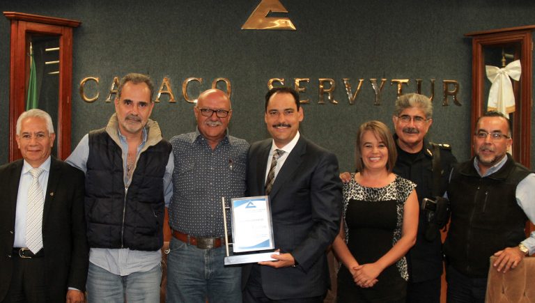 Entrega la Canaco Servytur reconocimiento a Antonio Martín del Campo