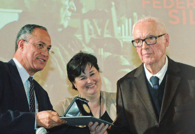 Reconocen con la Medalla Bellas Artes la obra del artista visual Federico Silva