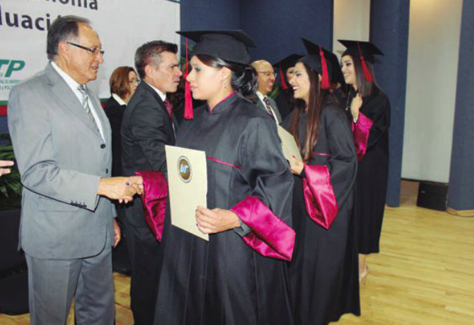 Entrega UTA 554 títulos de ingeniería