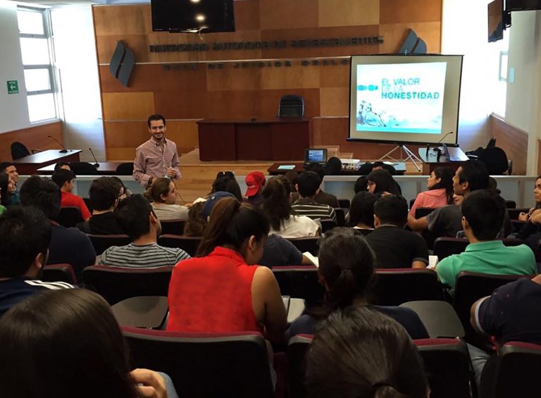 Campaña Evita contar tu tragedia visita centros de estudio