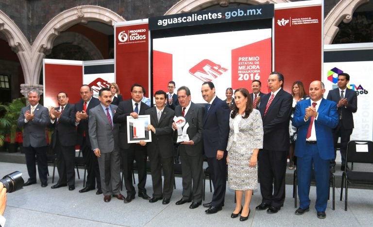 Dependencias municipales reciben reconocimientos por mejora regulatoria