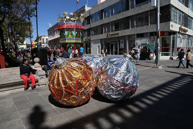 Comienza la instalación de adornos luminosos navideños