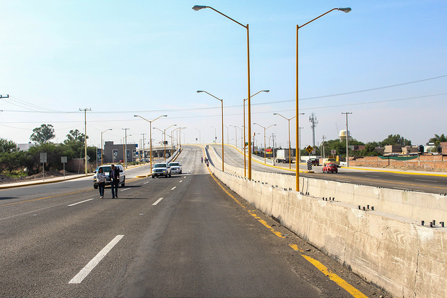 Entregan calle lateral de avenida Juan Pablo II