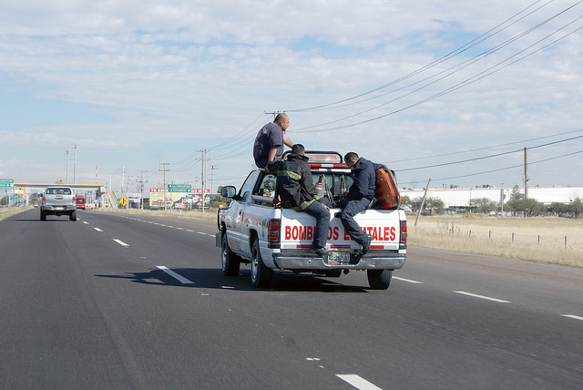 Bomberos del Estado opera en accidente vial