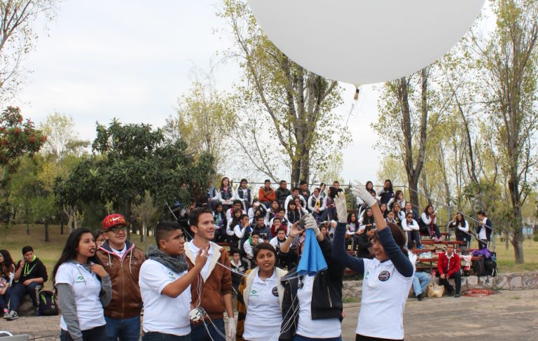 Estudiantes del bachillerato lanzan 30 satélites CanSat